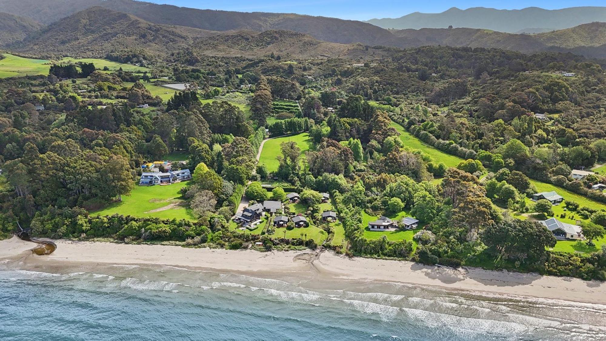 Adrift In Golden Bay- Absolute Beachfront Villas (Adults Only) Collingwood Bagian luar foto